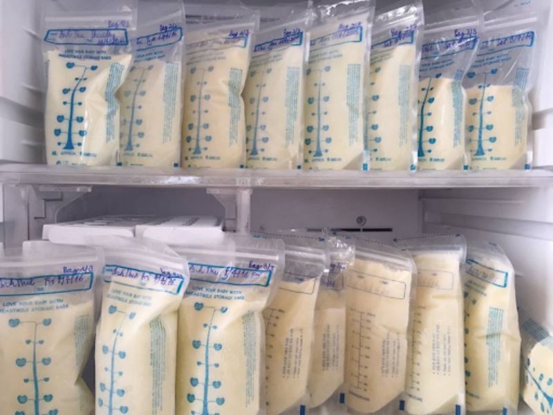 Bảo quản sữa mẹ bằng túi trữ sữa