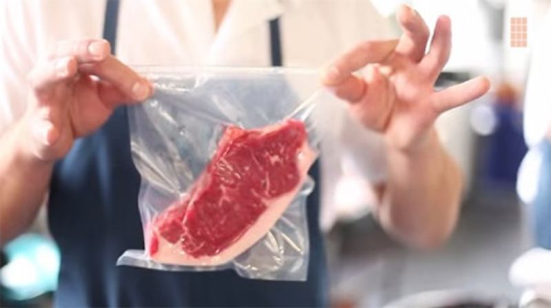 Bọc thịt bò thật kỹ trước khi bảo quản trong tủ lạnh 