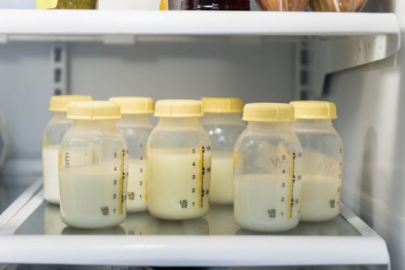 Một số lưu ý khi bảo quản sữa mẹ trong tủ lạnh 