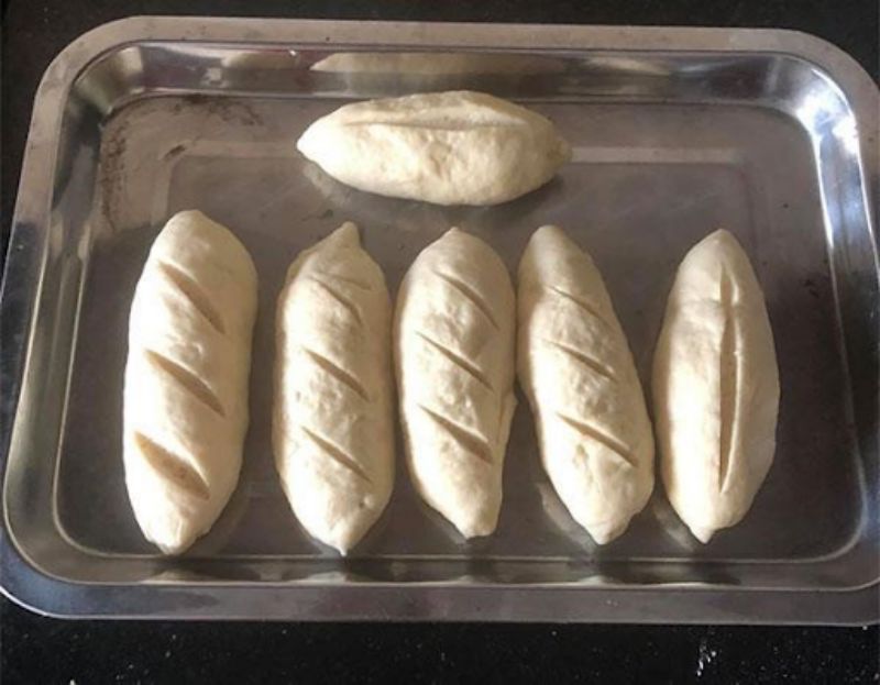 Nặn bánh mì có kích thước phù hợp với nồi chiên không dầu 