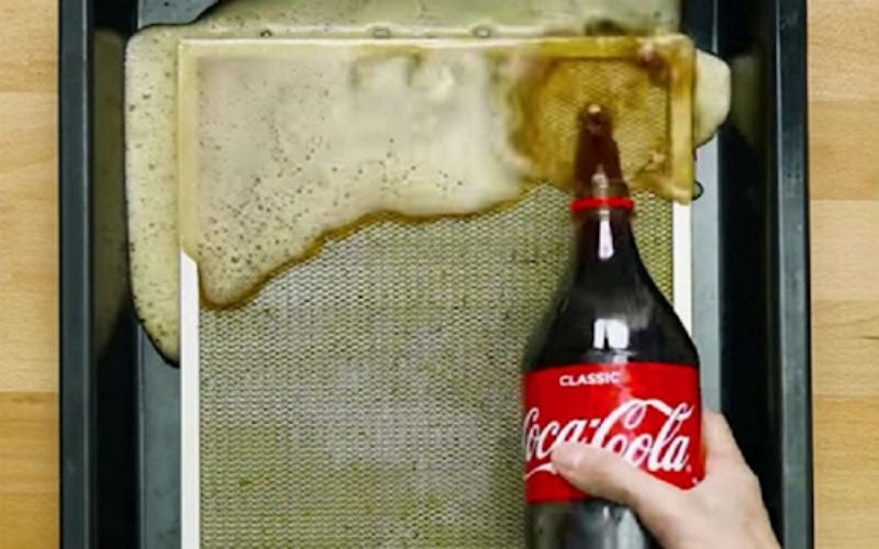 Nhúng bộ lọc vào dung dịch Coca-Cola 