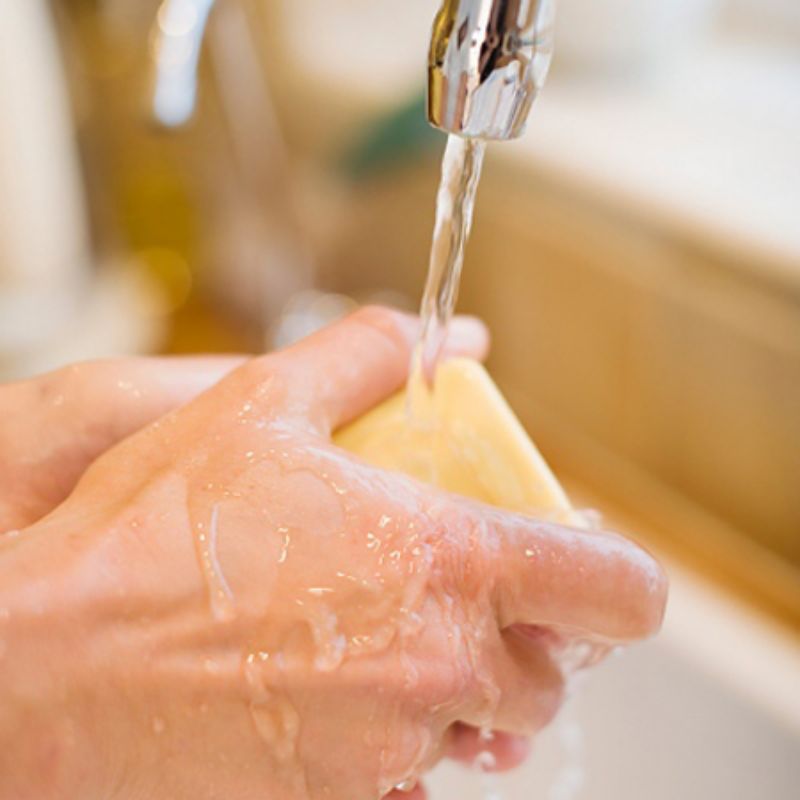 Rửa tay thật sạch trước và sau khi tiếp xúc với thịt sống